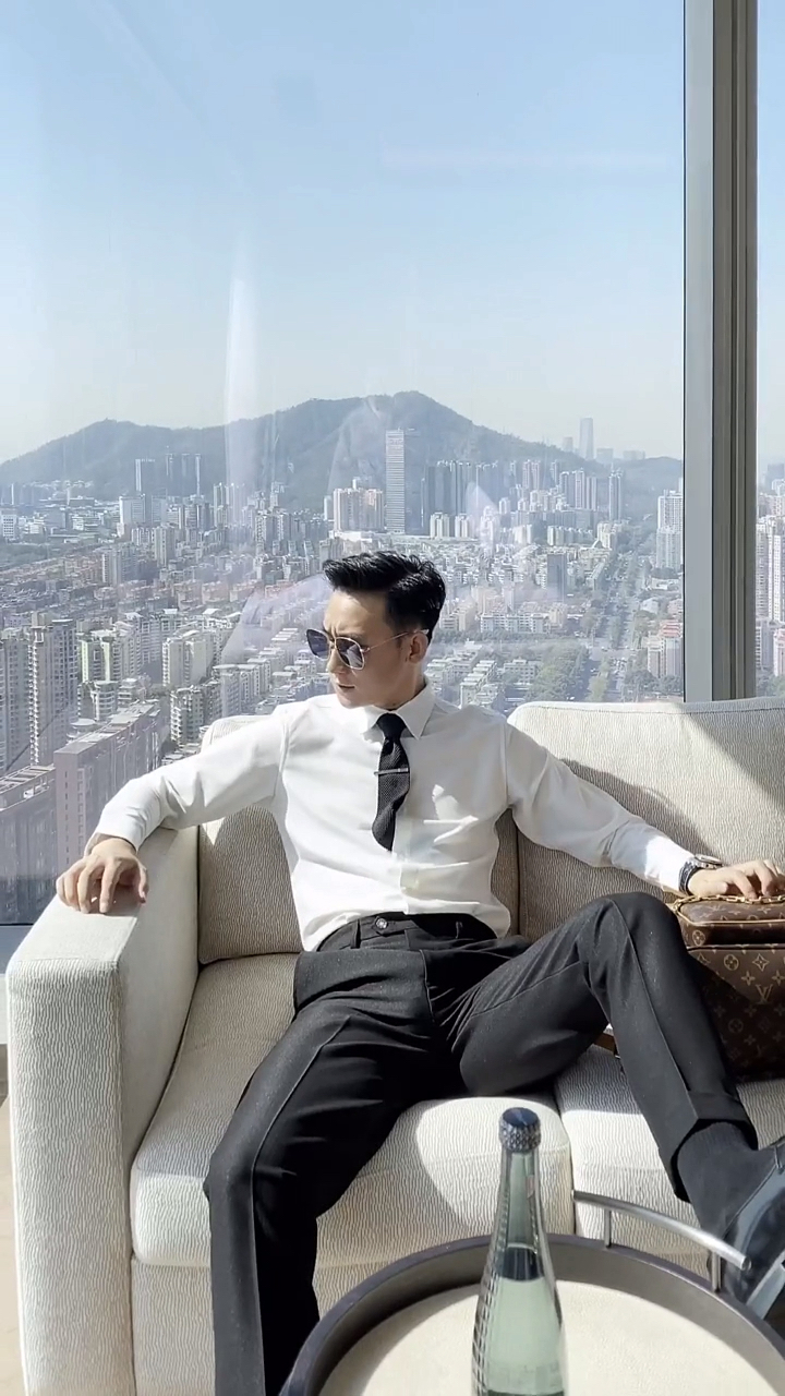 正装型男#阳光帅气的正装型男,是你们喜欢的类型吗?