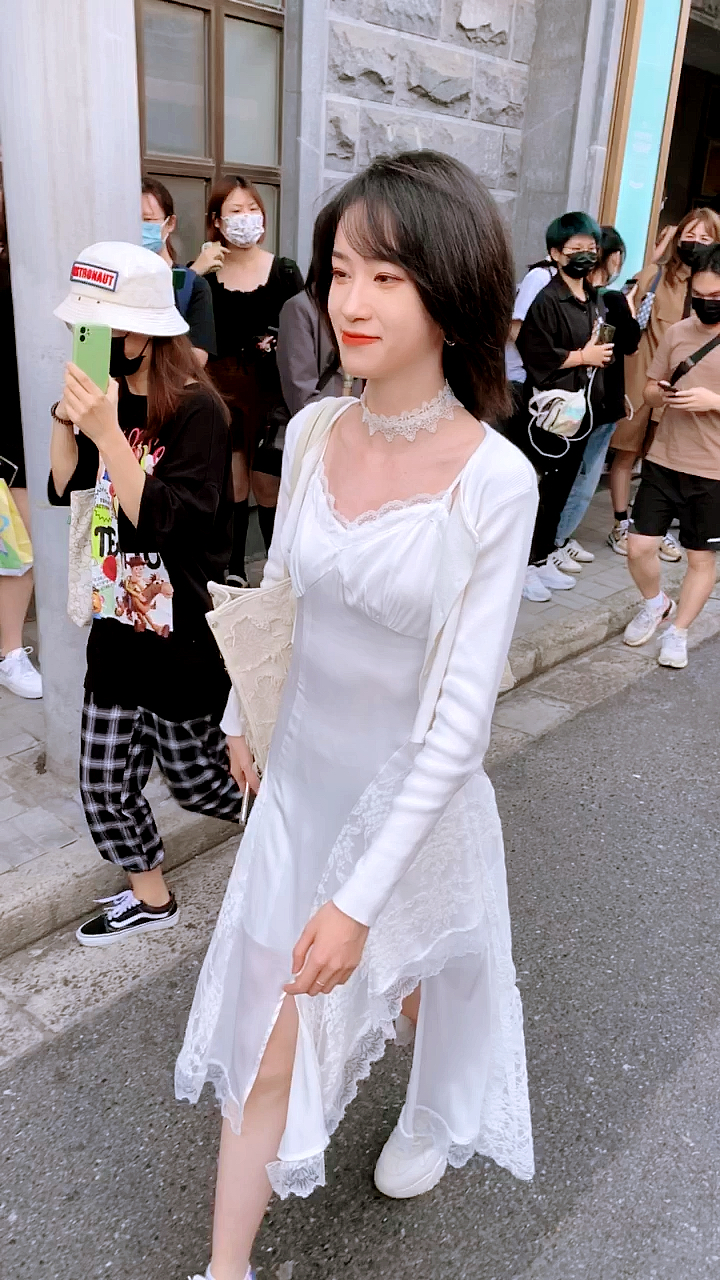 女团snh48成员蒋芸白衣飘飘粉丝说好漂亮蒋芸说自己的脸是肿的