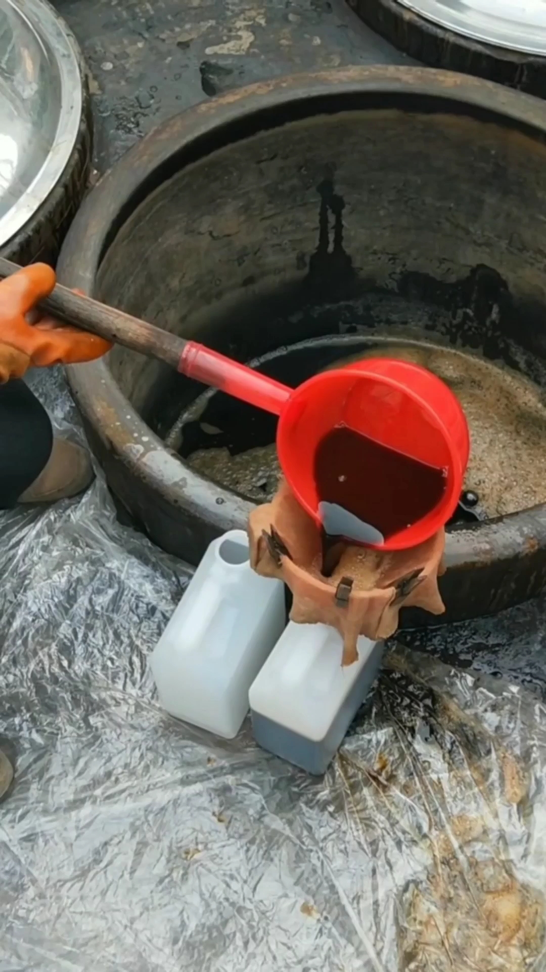 室外温度很低,大姐冻的手都僵了,为了大家吃到健康的纯粮醋,再辛苦也