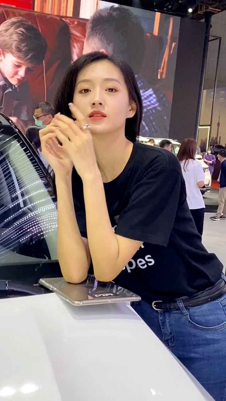 最近刷爆朋友圈的天使美女,集颜值才华于一身的上海车展模特洪嘉悦,借