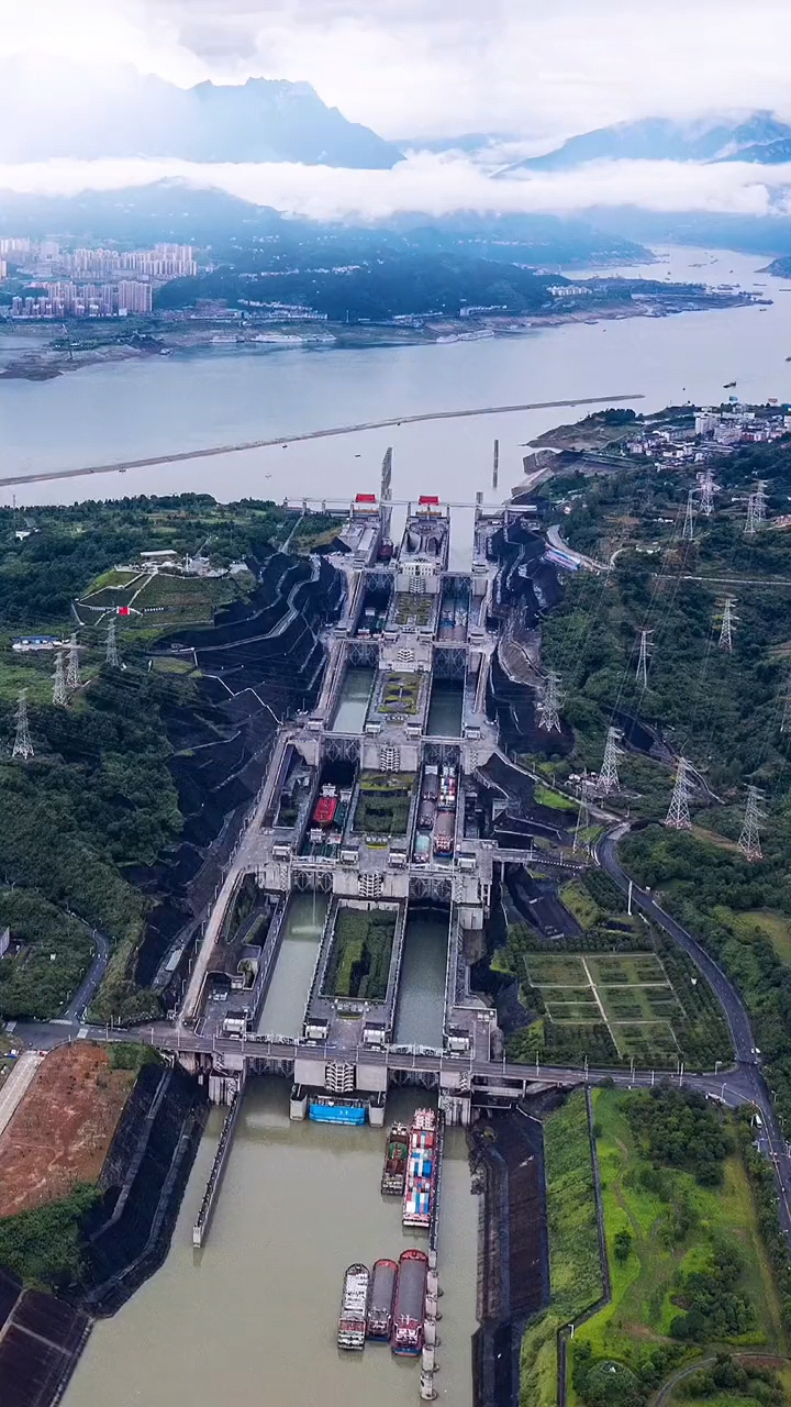 三峡双线五级船闸,规模举世无双,它全长6.4公里,船闸.