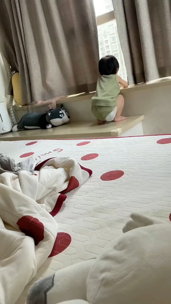 本来看她一个人默默趴窗台很心疼但是我看到那裤子真的忍不住笑出了声