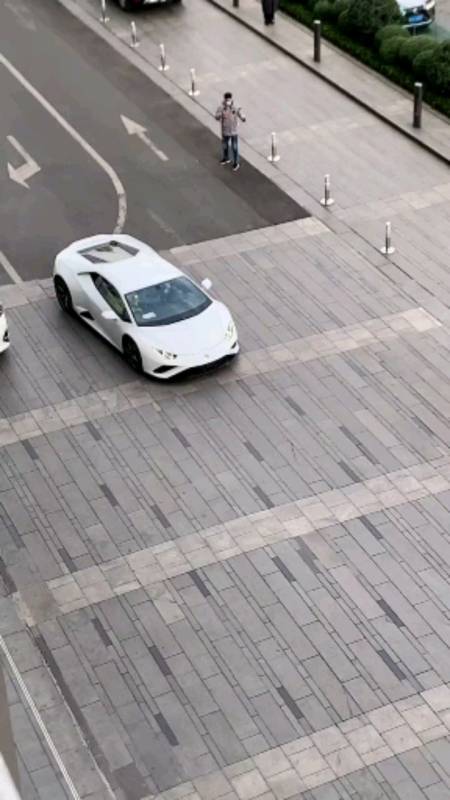 兰博基尼小牛带好哥们出来炸街成都跑车豪车必打卡太古里网红坡太帅了