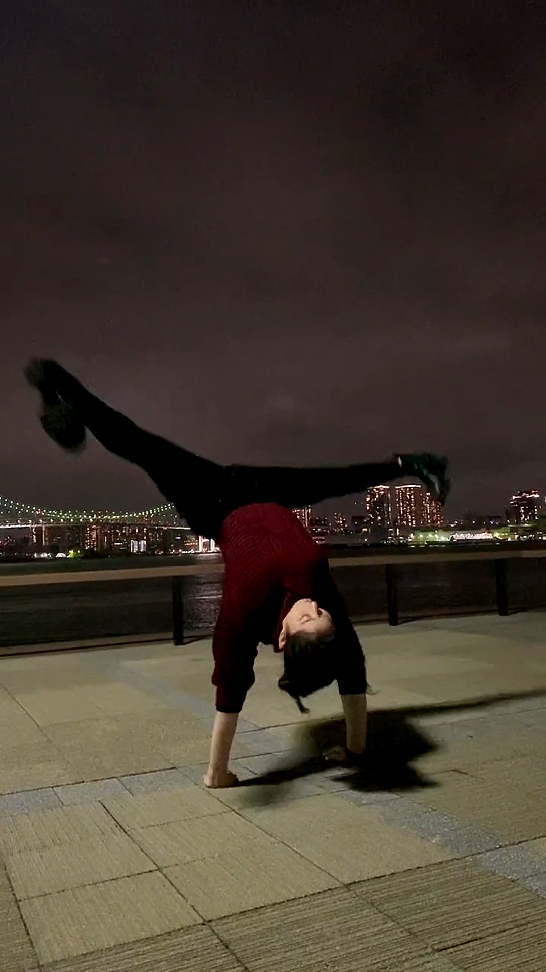 破壳计划#最美街舞女孩,超强倒立控制,太厉害了