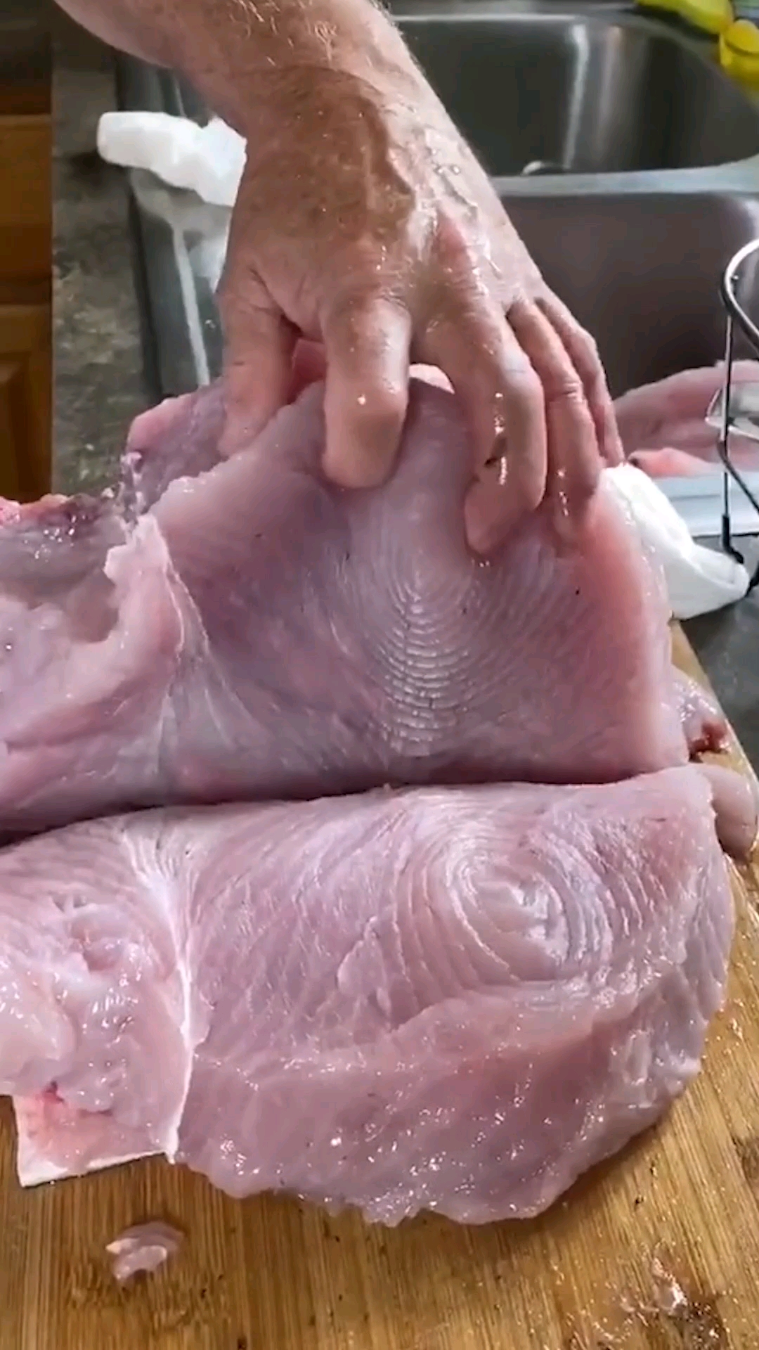 这块鱼肉又肥又大,老衲只不过凑巧夹到