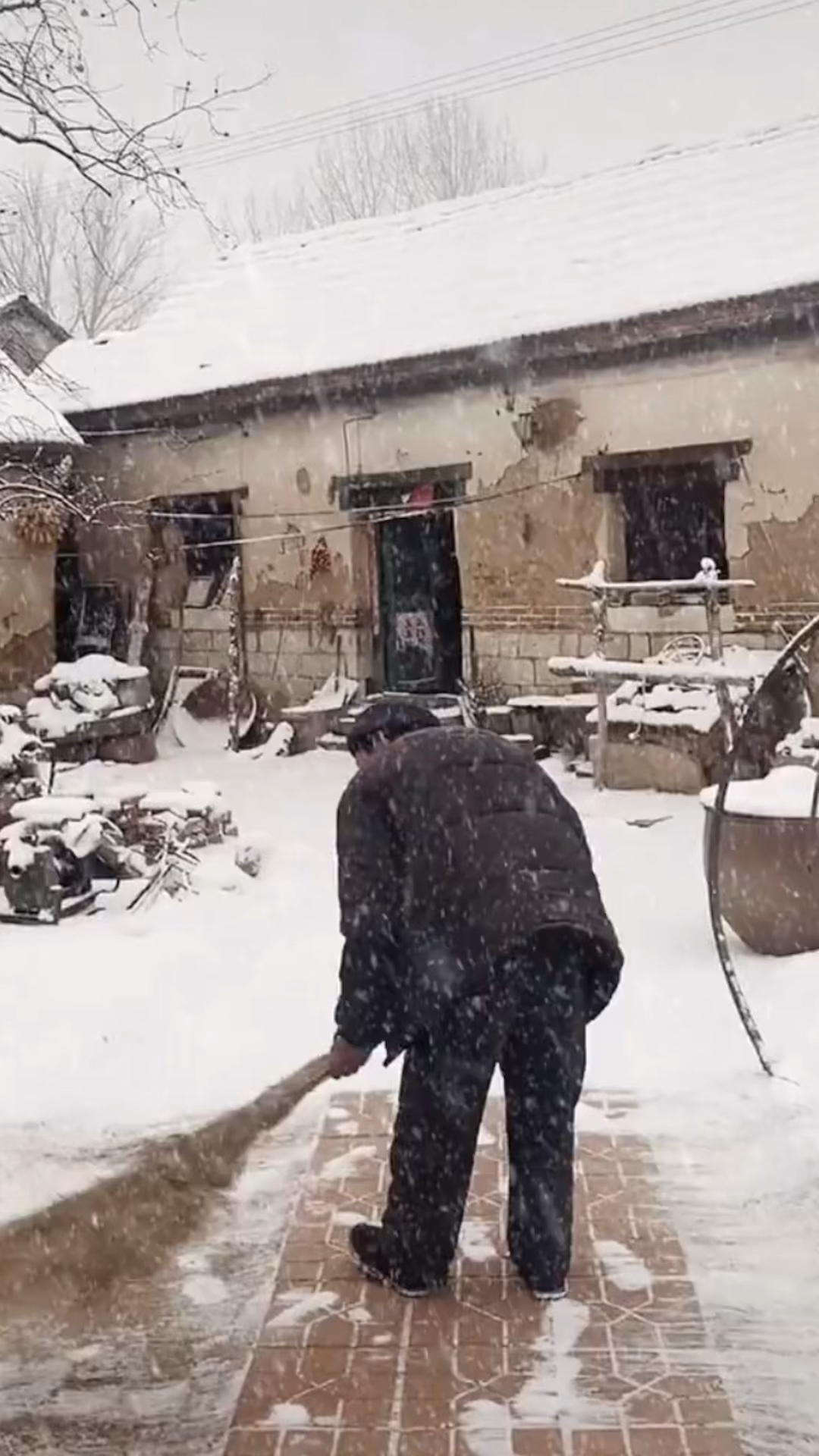 多希望一觉醒来,看到爷爷在扫雪,奶奶已做好了饭,然后告诉他们我做了