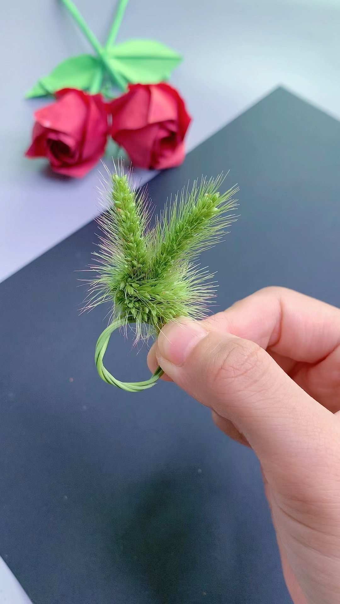 长度一样的狗尾巴草打个结,给喜欢的人做小兔子戒指,太可爱了-度小视