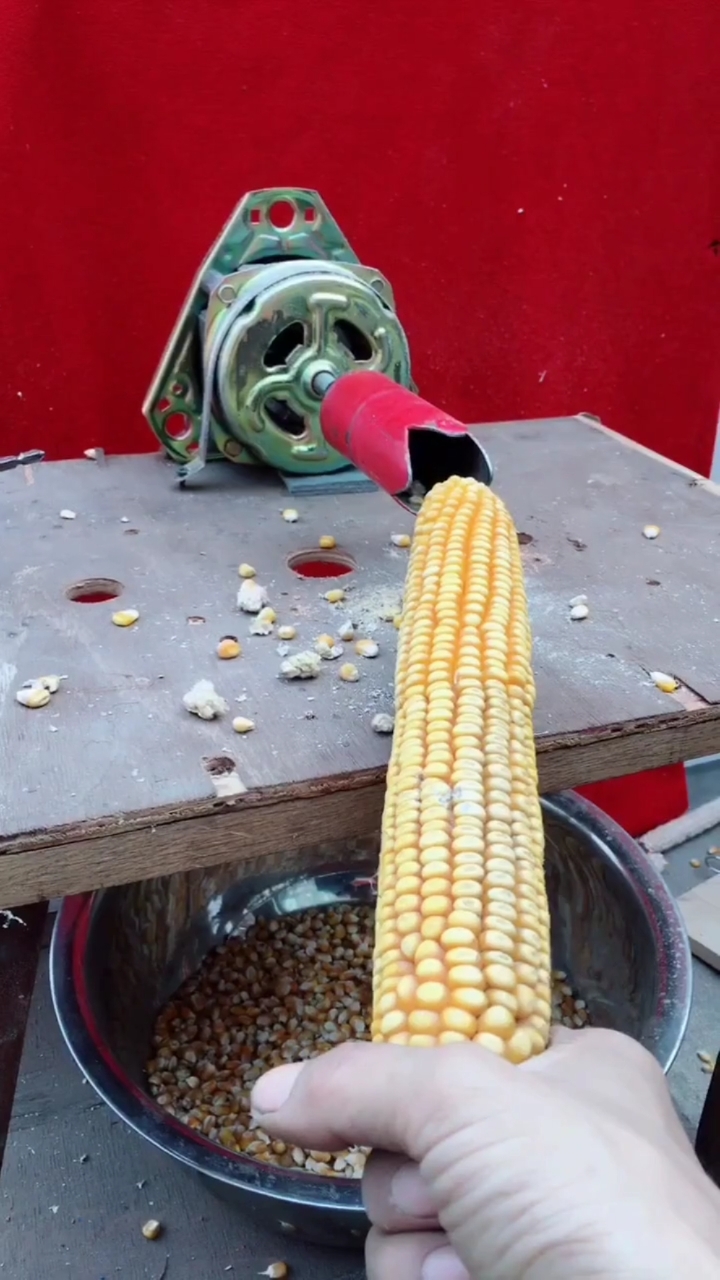 手工制作#农村小伙用洗衣机电机改装的玉米脱粒神器,太牛了
