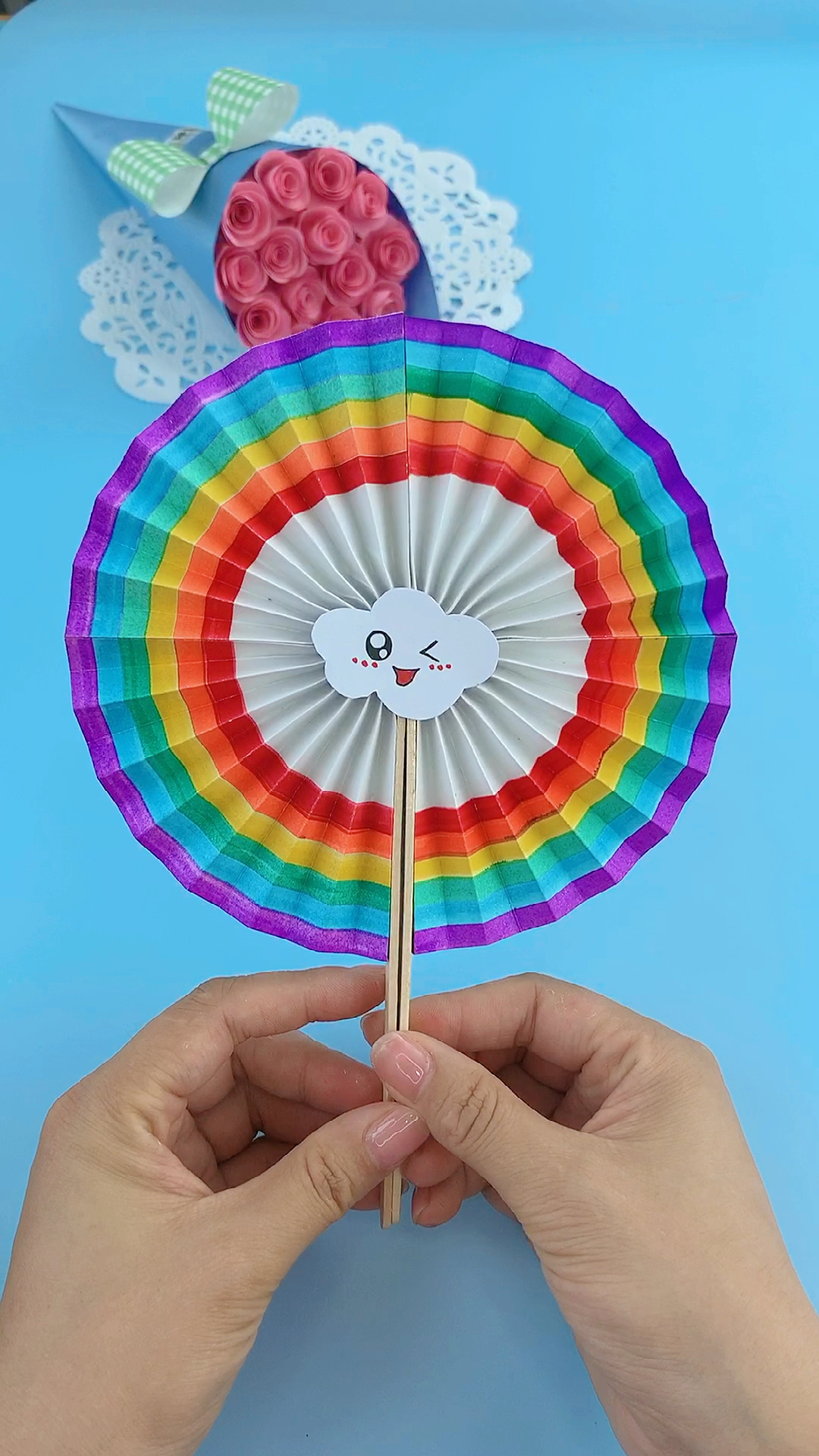 手工折纸#天气也太热了吧!一起来做把彩虹小扇子吧!