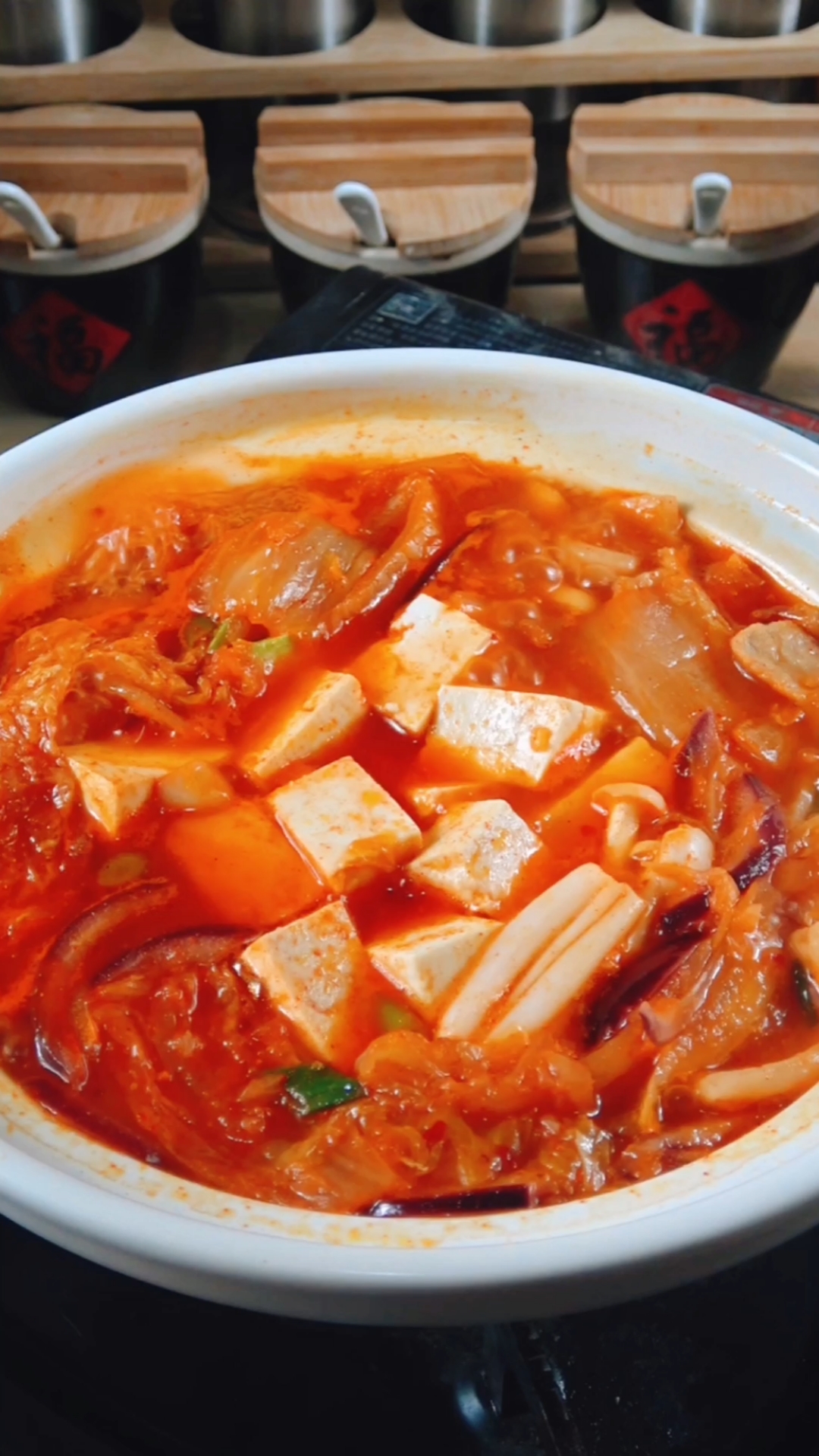 食神大pk#辣白菜炖豆腐,酸辣开胃,上桌全家吃不够