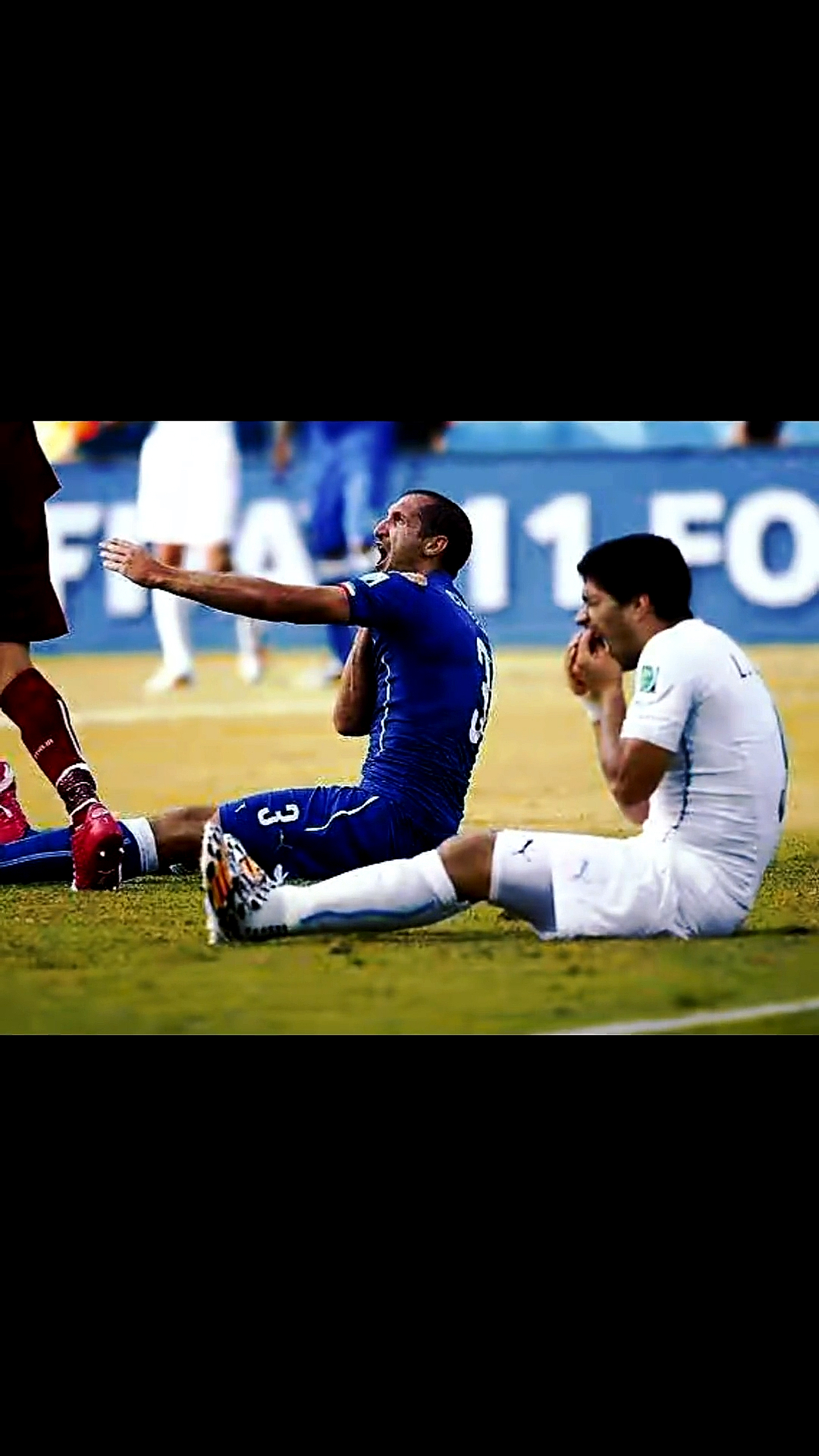 足球#足坛名场面,苏亚雷斯生吃基耶利尼-度小视