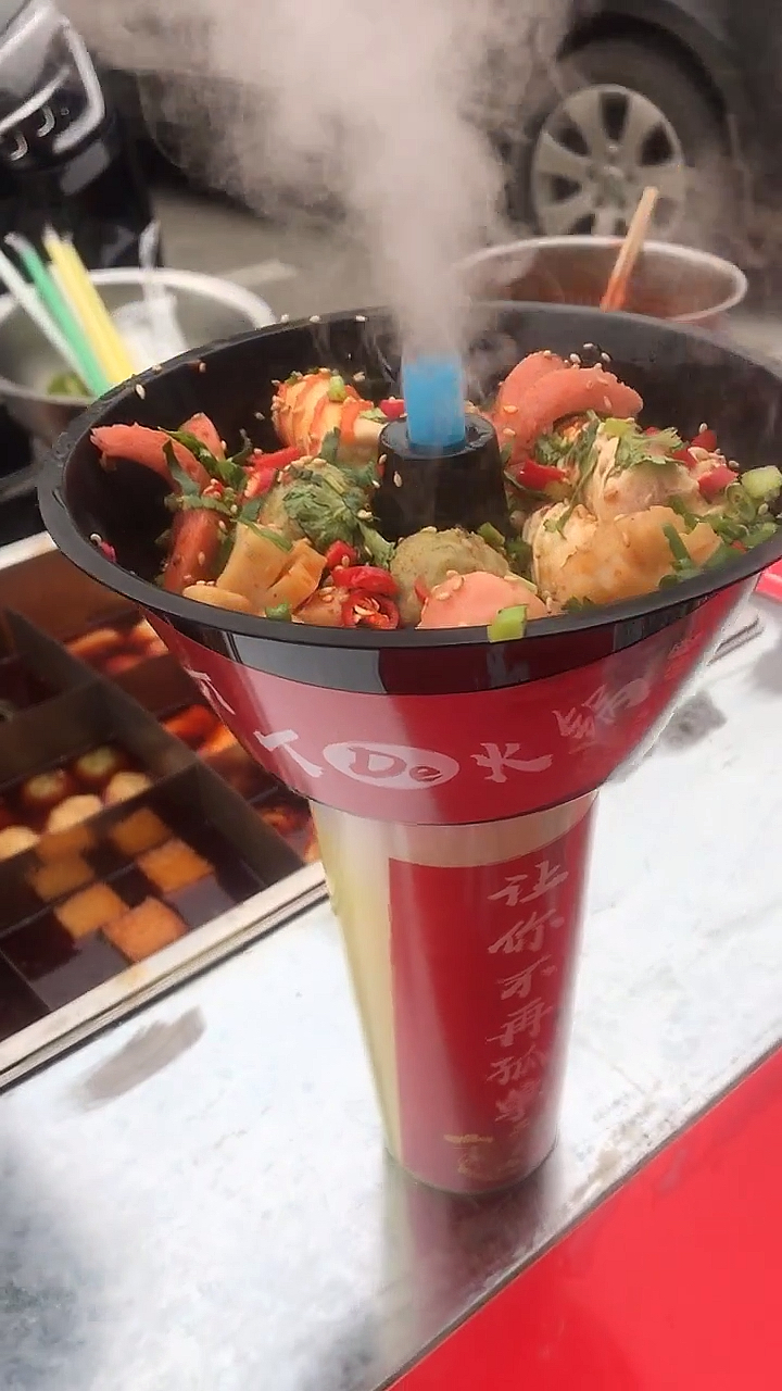 行走的火锅杯#小吃街排队吃的行走的火锅杯来袭,划到的朋友支持一下