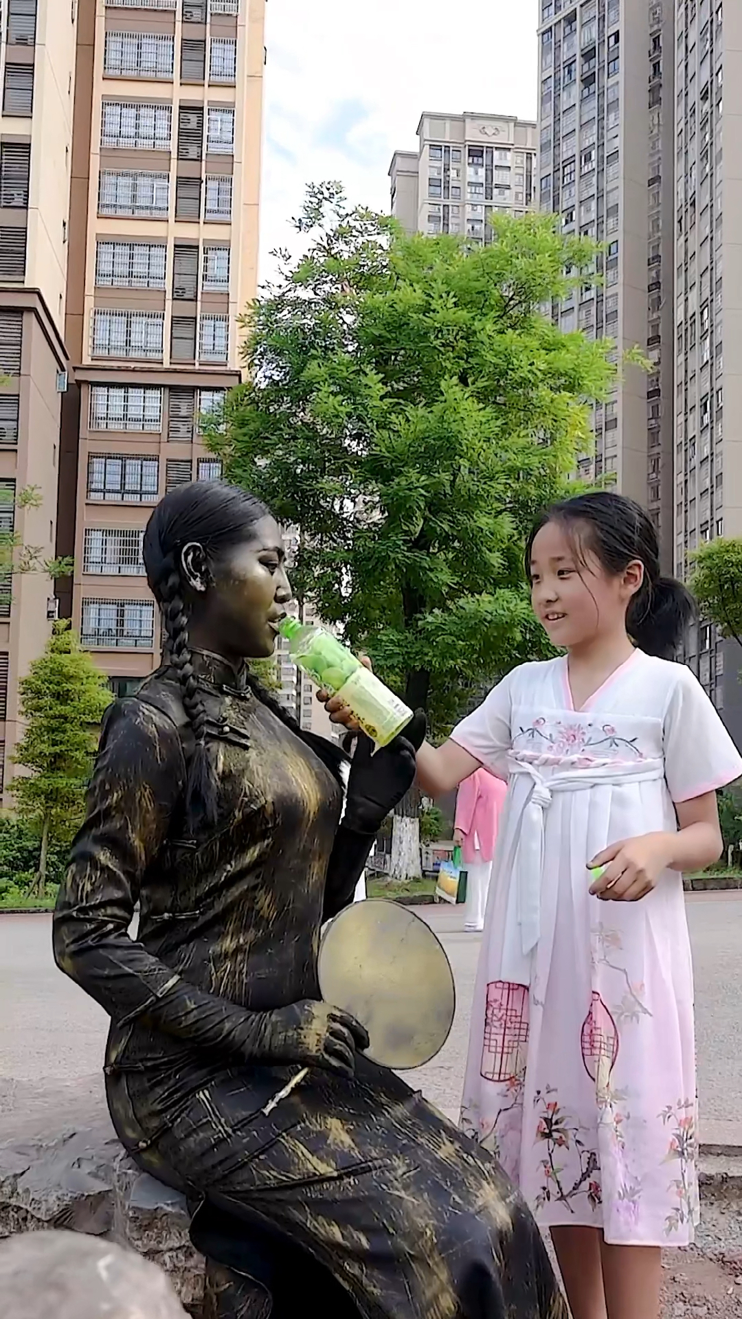 贴心的小女孩,善解人意的女铜人