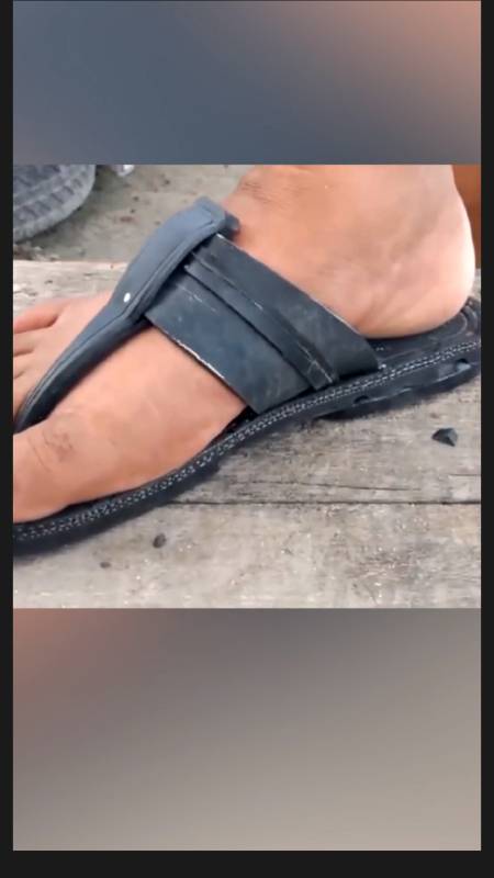 非洲#在非洲轮胎做的拖鞋,很受欢迎.-度小视