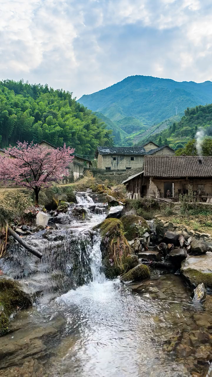 这就是我们乡下,山沟沟里,没有大城市喧嚣和繁华,我知道这种农村视频