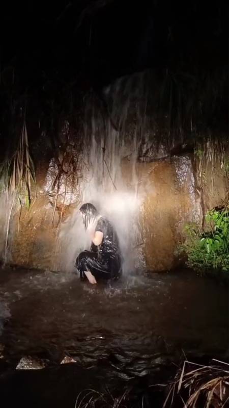 小姐姐这样洗澡才是最爽的天然矿泉水边洗边喝你有体验过吗哈哈哈哈