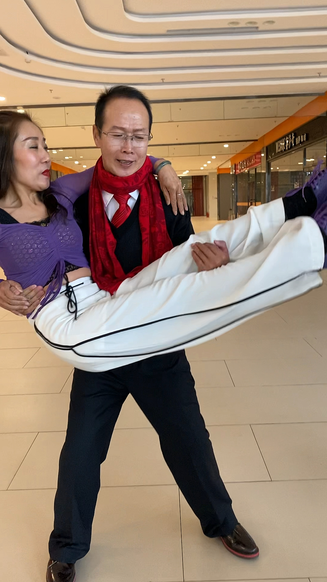 最火全民街拍#搞笑的大叔抱不动美女