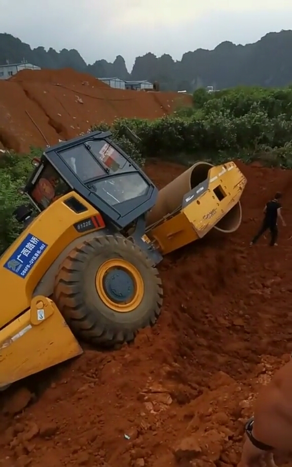 压路机:我没受伤,不错事故吧