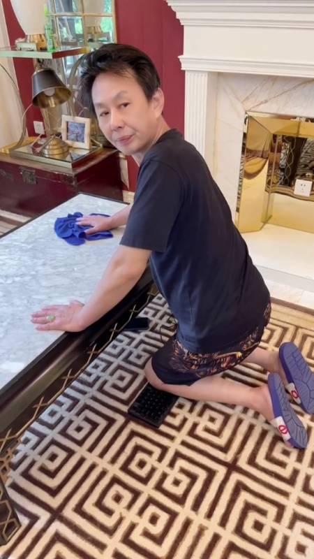 搞笑父子#儿子:自己都跪键盘了,还不嫌尴尬,搞得我都没键盘用