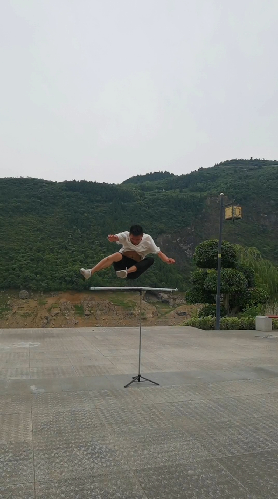 中华武术#单脚起跳单脚落地,高度一米四五.