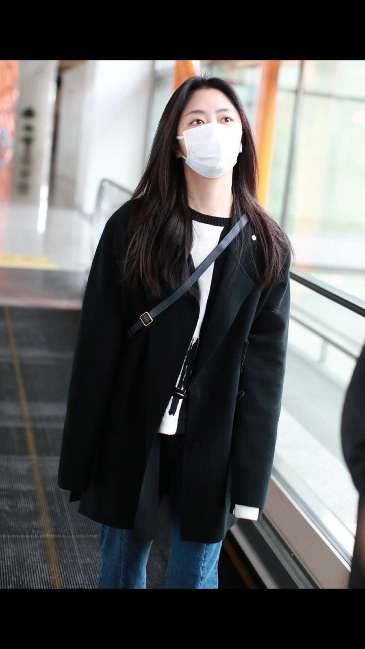 明星#谭松韵看着真娇小,黑色西装穿得松垮垮,素颜出镜似学生妹