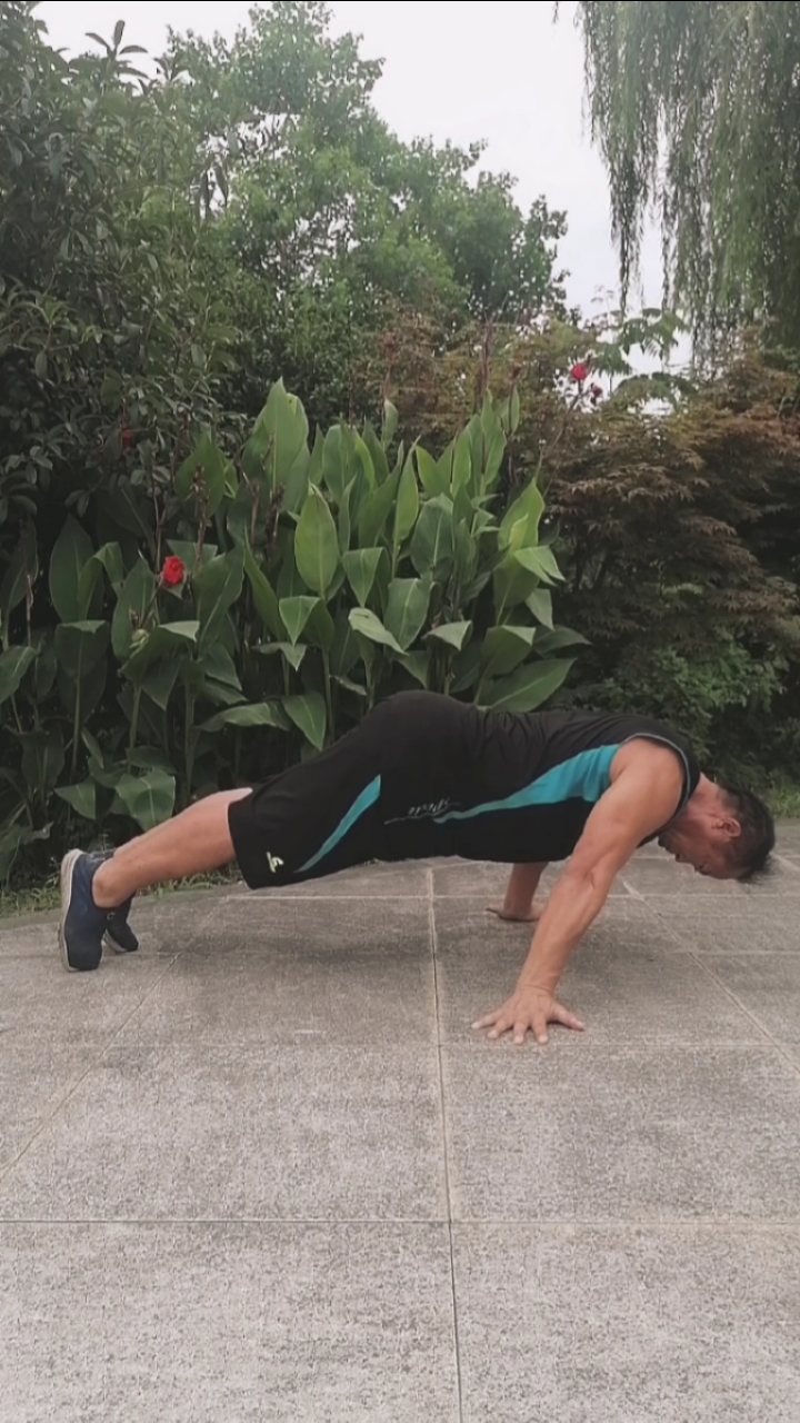 健身宁教练传递健身正能量#冲肩