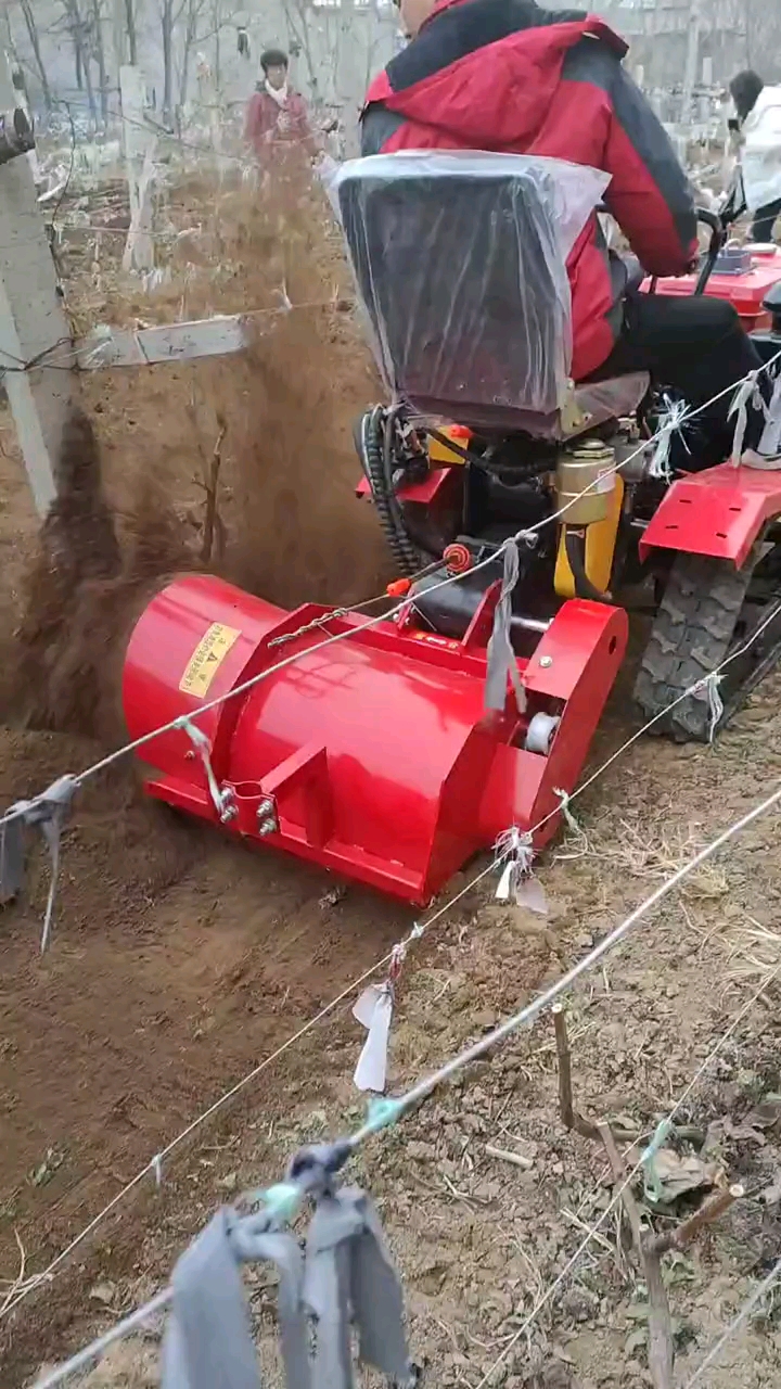 现代农业科技#田园管理机葡萄埋藤作业