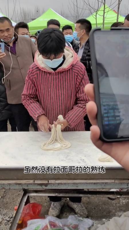 把拉面哥累跑了,剩下一点面,拉面嫂拉-全民小视频