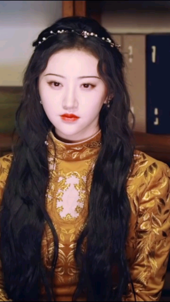 最喜欢司藤的这件旗袍还有发型了,好美呀!