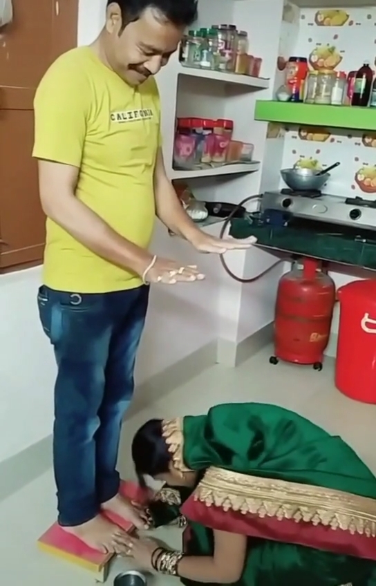 在印度#在印度妻子每天早上起来都要下跪给丈夫的脚丫子请安,又洗又
