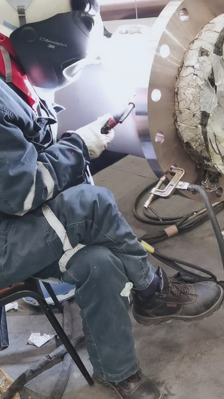 全民最牛手艺人铜镍合金管道焊接大师傅干活就这姿势