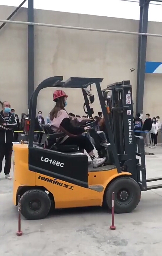 老手女司机#这下给女司机挣足了面子,开叉车还玩漂移,厉害吧