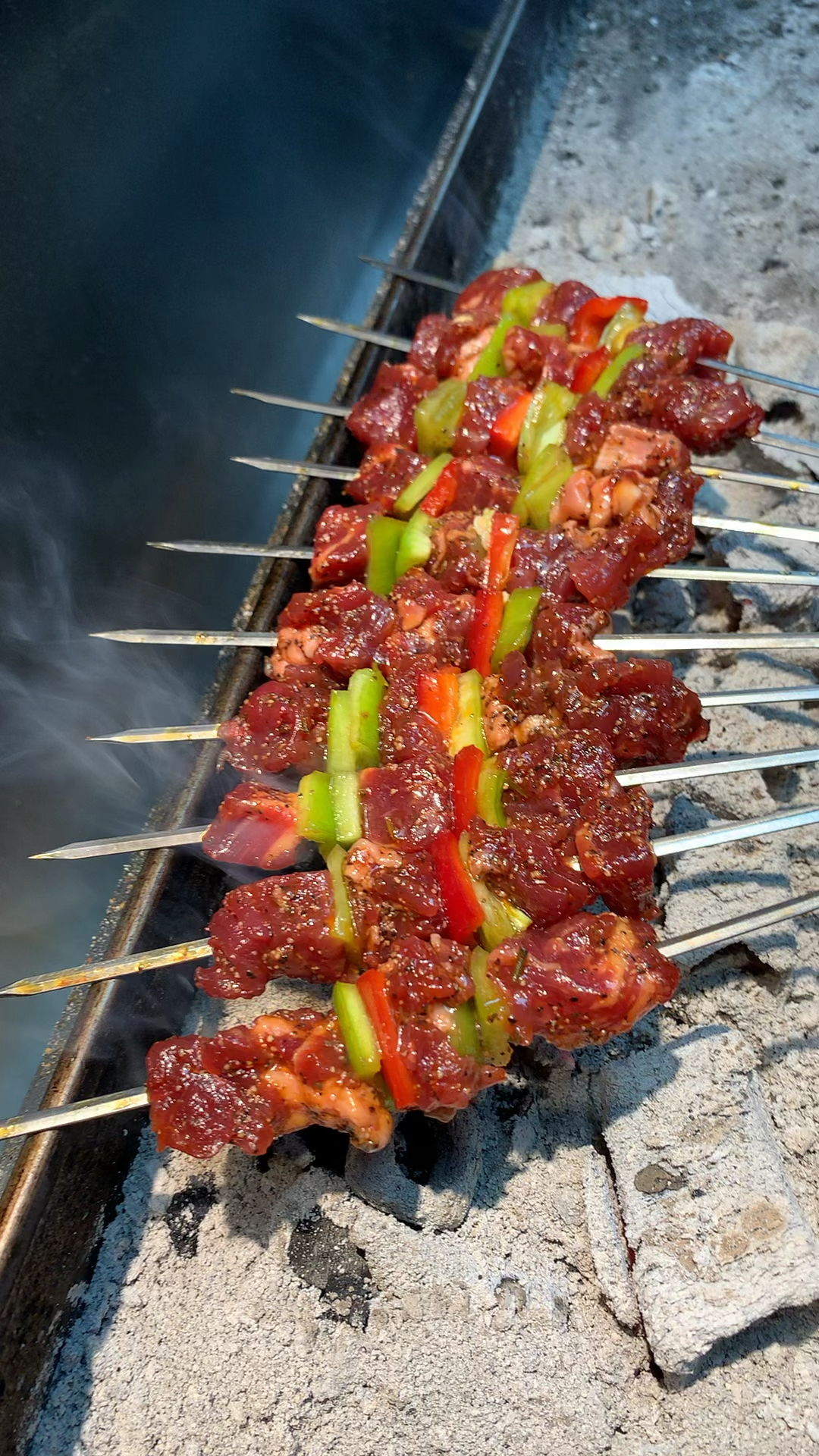 锦州烧烤五颜六色的黑胡椒牛肉串有没有食欲