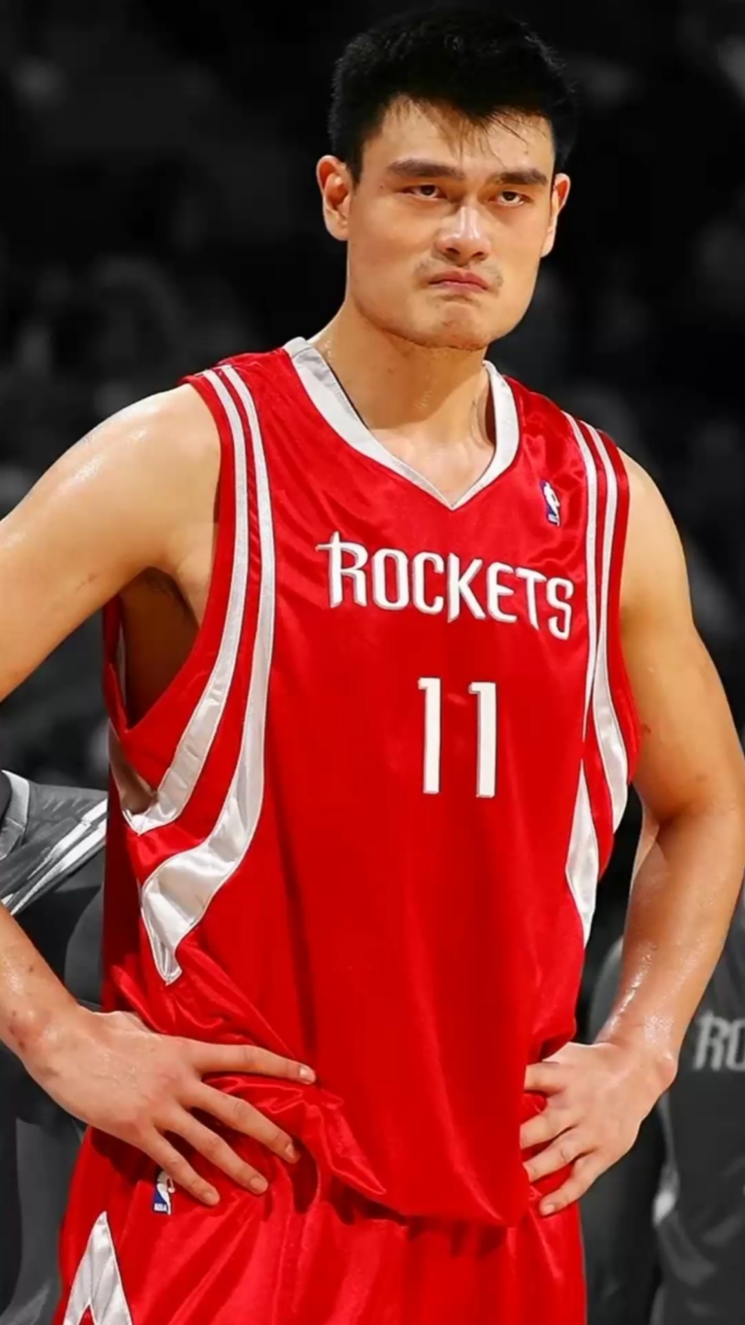 篮球#姚明真的是太拼了,拼抢篮板直接撞在了广告牌上!