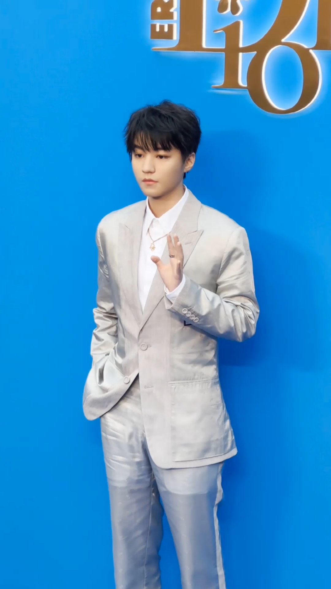 王俊凯上海活动路透,这身灰色西装好帅!好优秀的脸部线条00-度小视