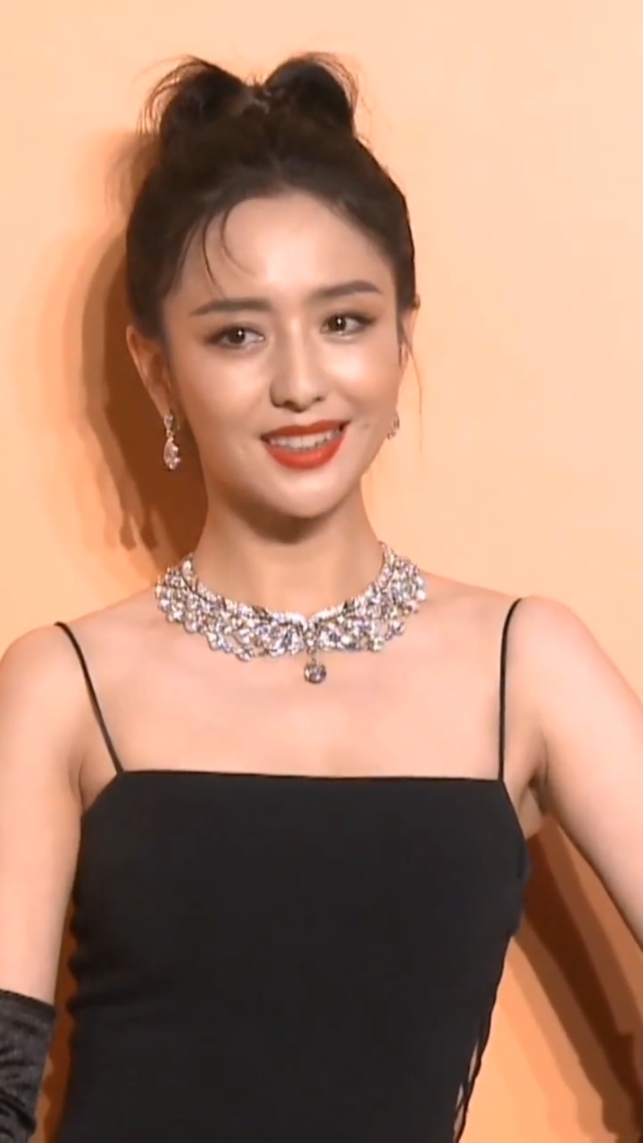 佟丽娅高开衩吊带长裙,尽显魅惑,生图高级感十足