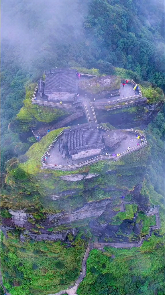 人间奇境绕云烟鬼斧天工谁造化