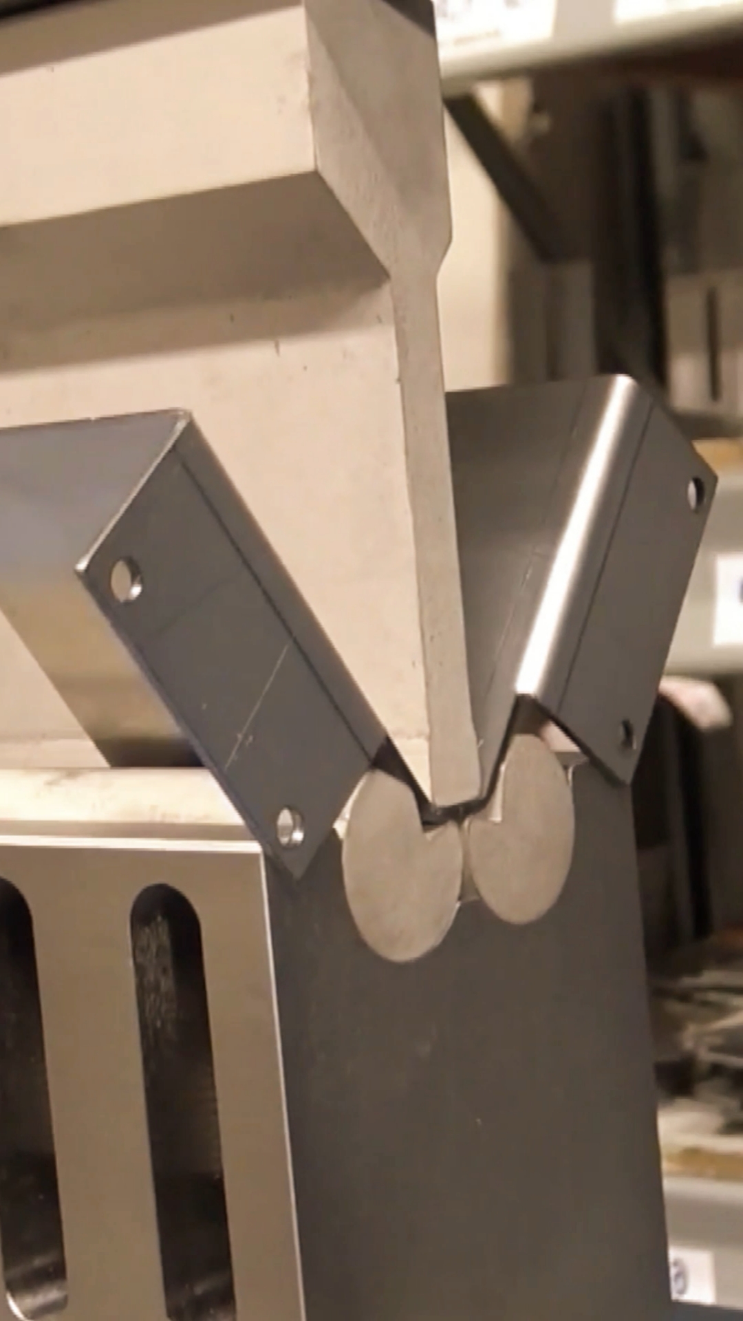 模具#德国的钣金折弯机,回弹结构后产品稳定又漂亮,就是放料差点宜技