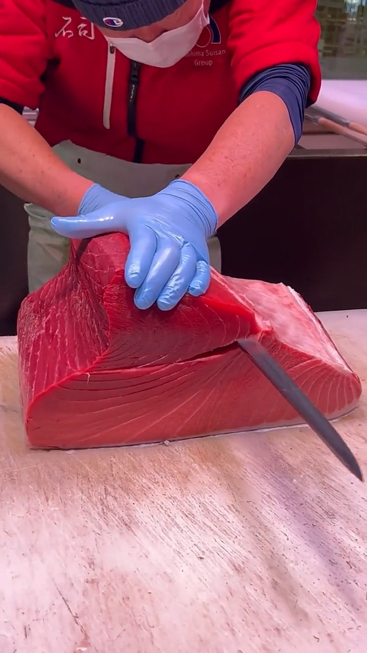 老师傅切金枪鱼也需要很小心下刀不准的话就会浪费很多