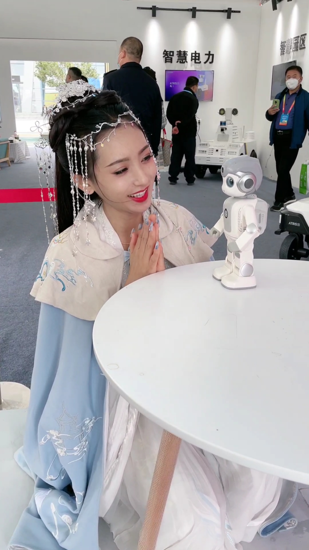 大唐不夜城古筝小仙女千艺打卡杨凌农高会现场可耐的小悟空秀武功这