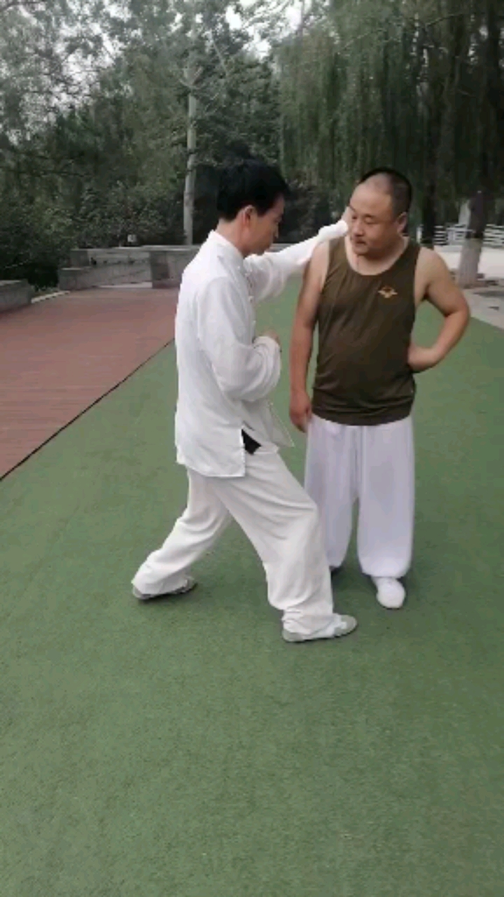 八极拳崩肘的巧妙,学八极拳,须活学巧用!要多推敲一招