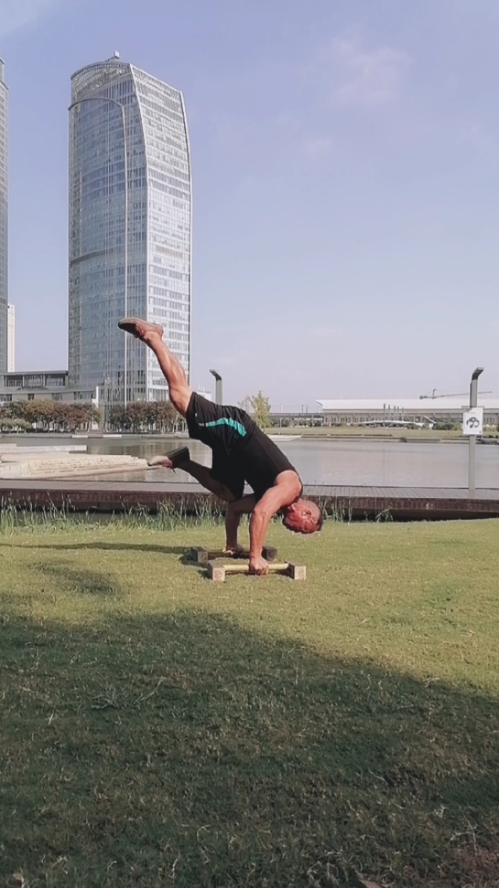 健身宁教练传递健身正能量#鹤禅式变体单腿起重机式