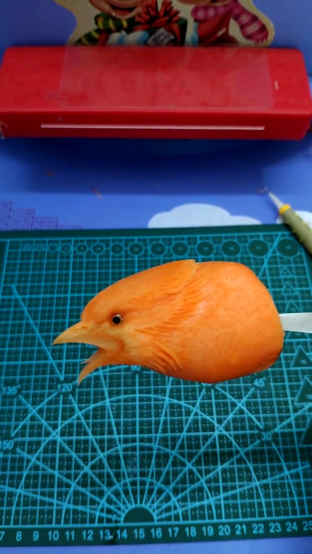 用胡萝卜雕刻小鸟图片图片