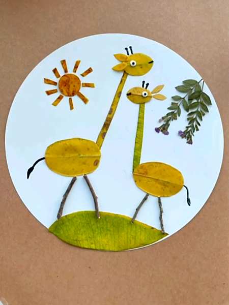 手工制作#秋天到了,去户外捡几片树叶做一幅树叶贴画