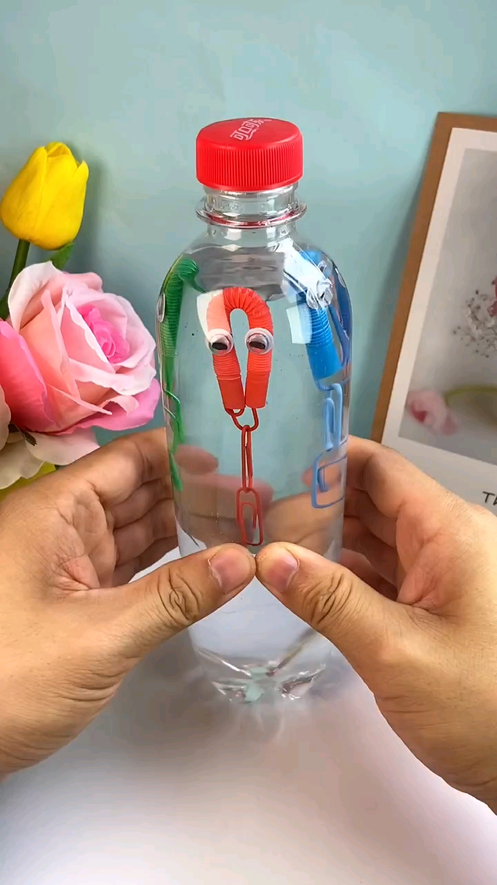 手工制作#喝完饮料的吸管不要扔,教你做潜水的小章鱼99-度小视