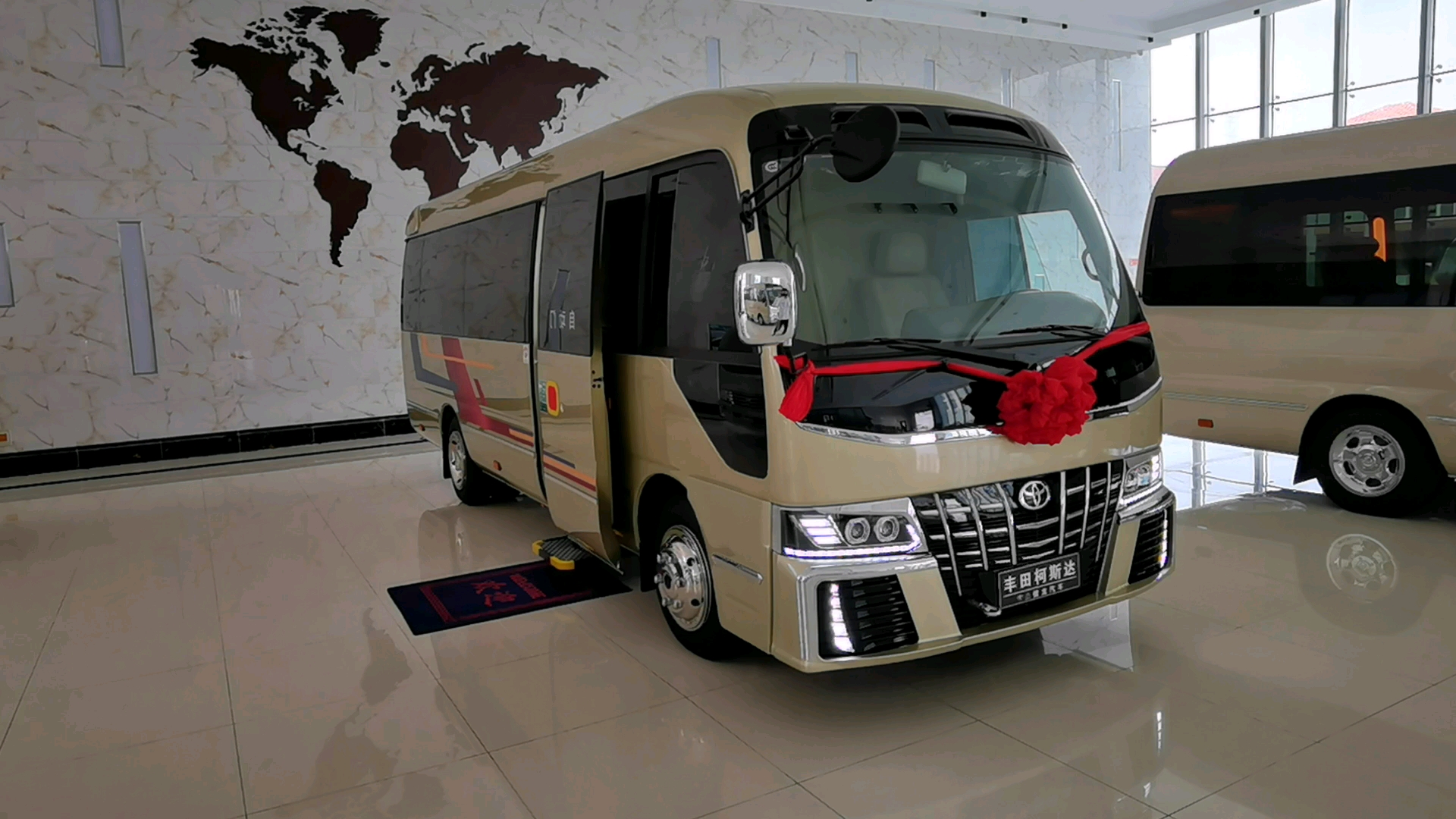 丰田考斯特12座巅峰作品,商务接待车,最具安全与舒适.