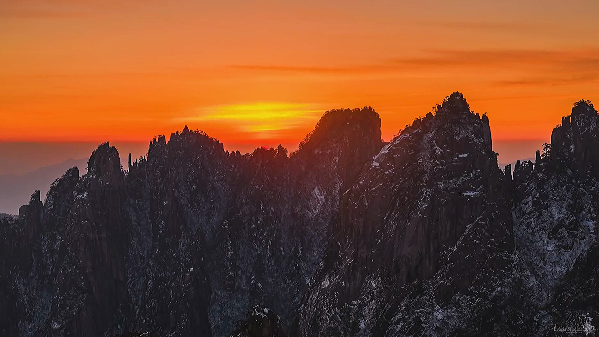 最美的风景#一轮红日映天际,黄山嶙峋绕青松.