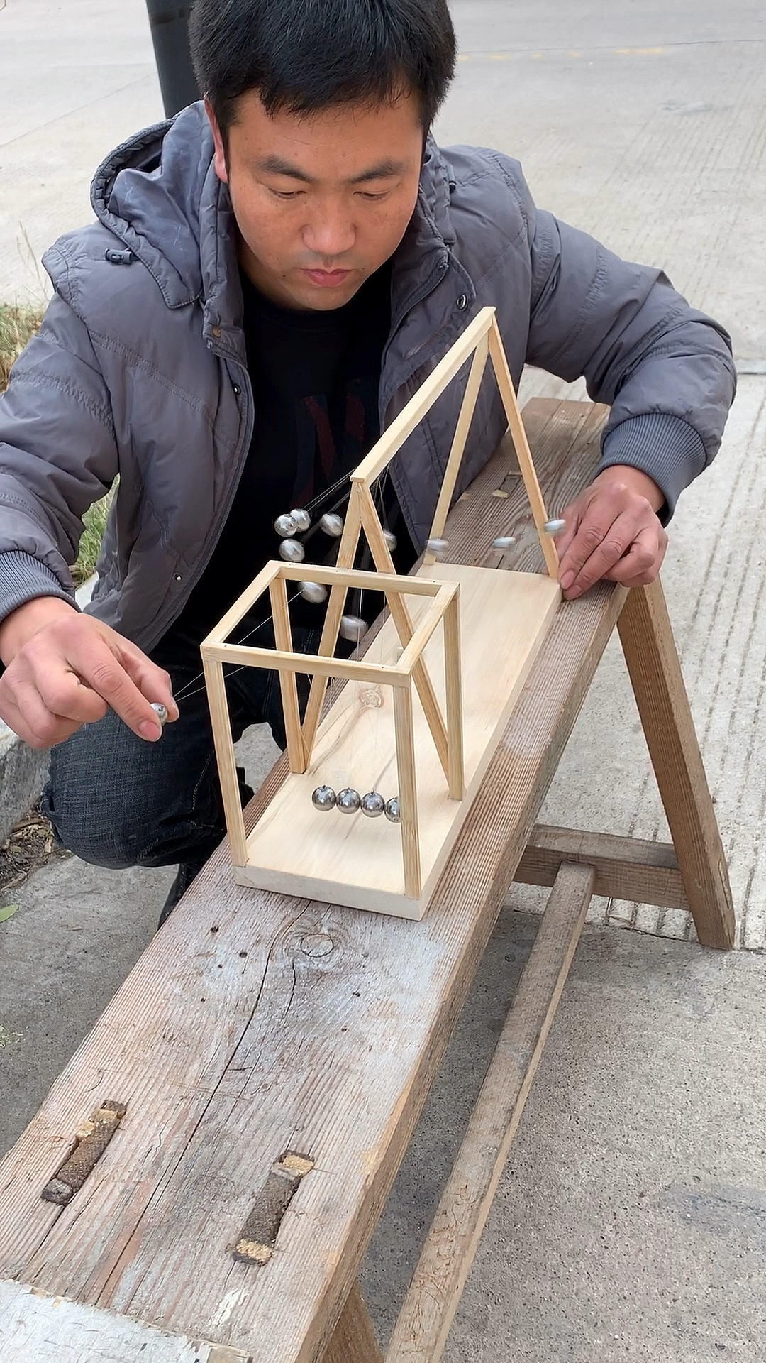自制牛顿摆球,你们知道是什么原理吗?-全民小视频