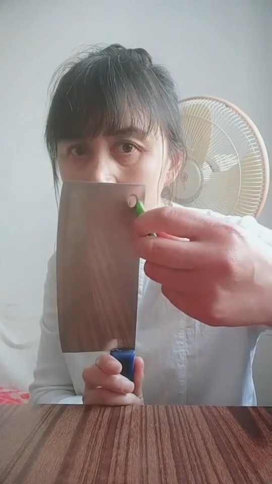 有人说菜刀上的这个眼是切菜时量长短的,其实是挂菜刀的.