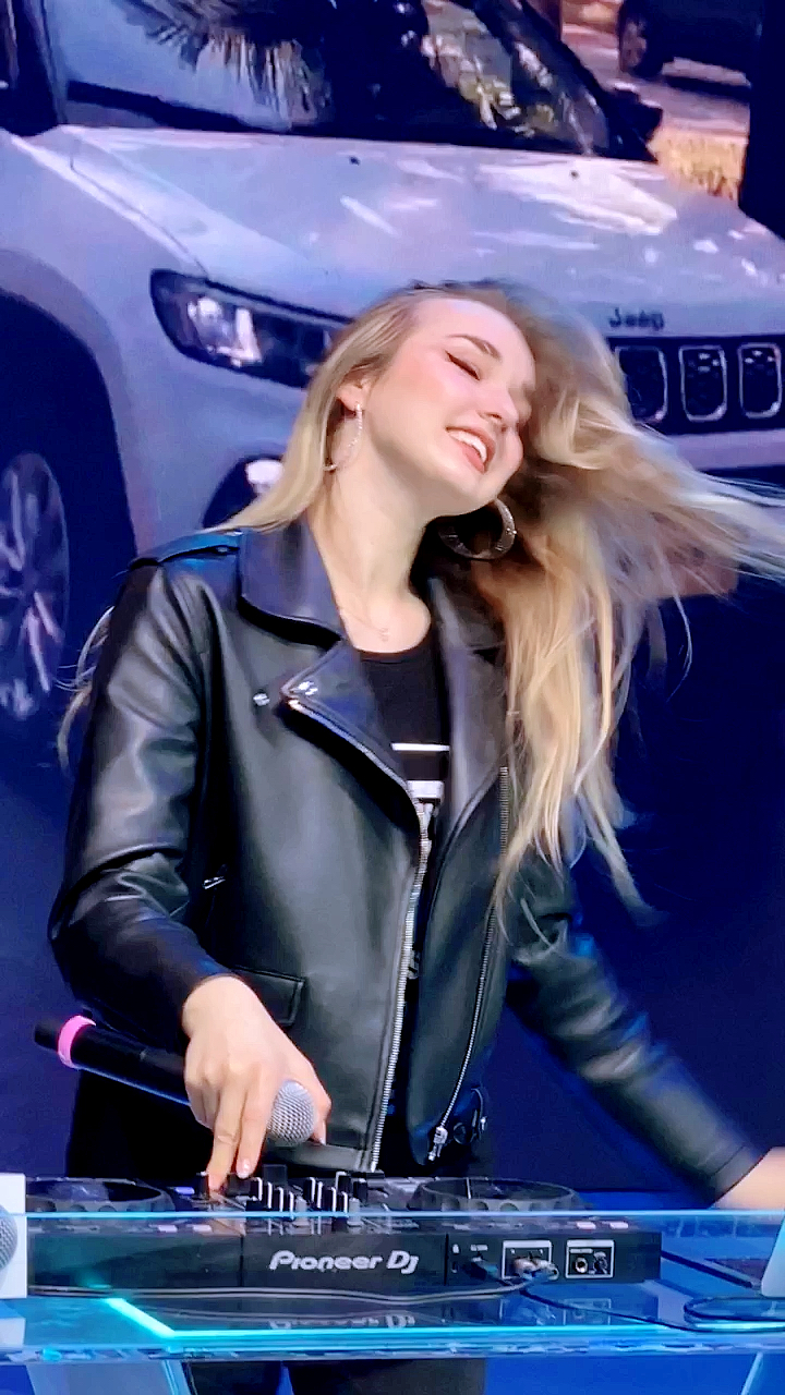 dj女神美女老外dj车展上一展歌喉翩翩起舞太嗨了
